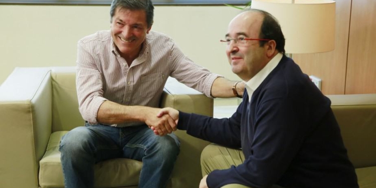 Javier Fernández (PSOE) y Miquel Iceta (PSC), en su reunión en Ferraz.  FOTO: Flickr PSOE