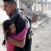 Un soldado iraquí rescata a una niña herida tras estallar coche bomba en Mosul