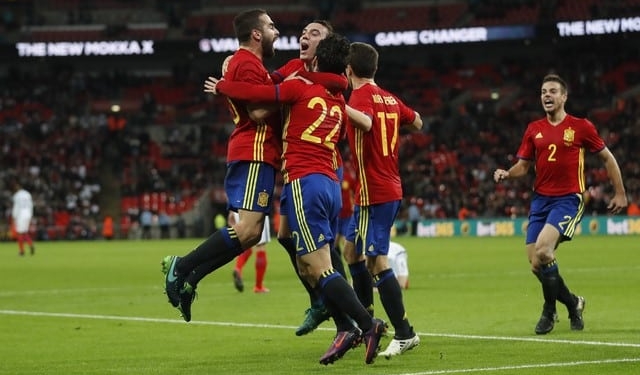 Isco anotó el martes en el minuto 95 para que la selección española de fútbol culminara la remontada de dos goles y empatara 2-2 en un amistoso ante Inglaterra disputado en Wembley.  En la imagen, Isco celebra con sus compañeros el agónico gol con el que España igualó 2-2 en un amistoso ante Inglaterra en Wembley, el 15/11/16. Reuters / Carl Recine