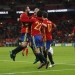 Isco anotó el martes en el minuto 95 para que la selección española de fútbol culminara la remontada de dos goles y empatara 2-2 en un amistoso ante Inglaterra disputado en Wembley.  En la imagen, Isco celebra con sus compañeros el agónico gol con el que España igualó 2-2 en un amistoso ante Inglaterra en Wembley, el 15/11/16. Reuters / Carl Recine