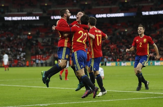 Isco anotó el martes en el minuto 95 para que la selección española de fútbol culminara la remontada de dos goles y empatara 2-2 en un amistoso ante Inglaterra disputado en Wembley.  En la imagen, Isco celebra con sus compañeros el agónico gol con el que España igualó 2-2 en un amistoso ante Inglaterra en Wembley, el 15/11/16. Reuters / Carl Recine