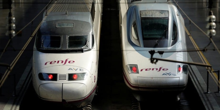 Trenes AVE en la estación de Sevilla Santa Justa.