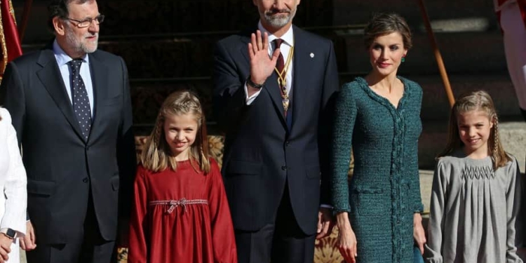 El Rey, la reina y las infantas, con Mariano Rajoy. FOTO: Reuters