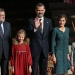 El Rey, la reina y las infantas, con Mariano Rajoy. FOTO: Reuters