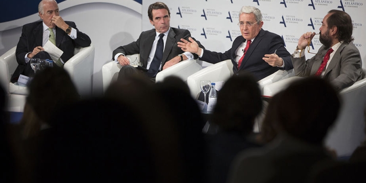 Andrés Pastrana, José María Aznar y Álvaro Uribe.  FOTO: Carlos Iglesias