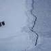 "Pinguinos frente a una grieta en el hielo cerca de la estación de McMurdo, en la Antártida." (© Kira Morris)