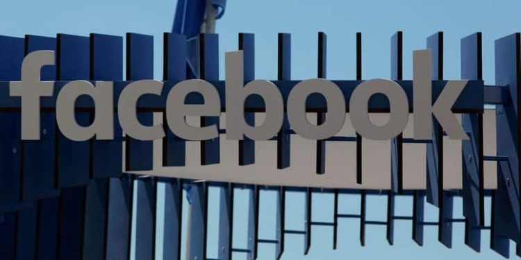 Facebook dijo que expandiría su presencia en Reino Unido en un 50 por ciento en 2017, uniéndose a su compañera del sector de la tecnología estadounidense Google en un impulso inversor en Reino Unido a pesar de la incertidumbre provocada por la votación a favor de salir de la Unión Europea. En la imagen, el logo de Facebook en el festival de Cannes, Francia, el 23 de junio de 2016.  REUTERS/Eric Gaillard