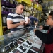 vendedor de móviles ofrece el producto en la Franja de Gaza