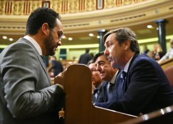 People's Party (PP) parliamentarian spokesman Rafael Hernando (R) receives condolences from Socialists' (PSOE) parliamentarian spokesman Antonio Hernando for the death of Rita Barbera, member of SpainÕs higher house for the People Party's (PP) and Valencia's former mayor, at Spanish parliament in Madrid, Spain, November 23, 2016. REUTERS/Andrea Comas - RTSSWZD