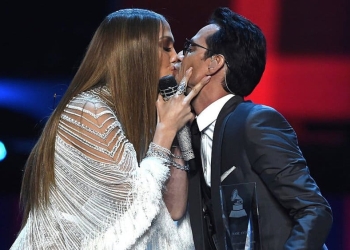 Jennifer López besa a Marc Anthony en los Latin Grammy