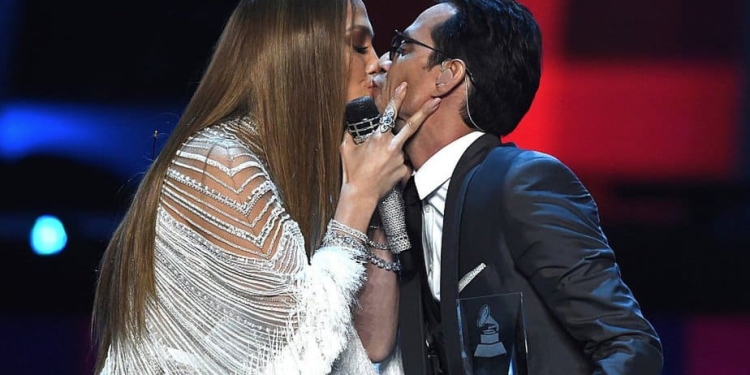 Jennifer López besa a Marc Anthony en los Latin Grammy