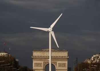 A power-generating windmill turbine is seen in front of the Arc de Triomphe on the Champs Elysees avenue in Paris ahead of the COP21 World Climate Summit, France, November 25, 2015. The upcoming conference of the 2015 United Nations Framework Convention on Climate Change (COP21) will start on November 30, 2015 at Le Bourget near the French capital.   REUTERS/Christian Hartmann  TPX IMAGES OF THE DAY - RTX1VSKI