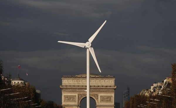 A power-generating windmill turbine is seen in front of the Arc de Triomphe on the Champs Elysees avenue in Paris ahead of the COP21 World Climate Summit, France, November 25, 2015. The upcoming conference of the 2015 United Nations Framework Convention on Climate Change (COP21) will start on November 30, 2015 at Le Bourget near the French capital.   REUTERS/Christian Hartmann  TPX IMAGES OF THE DAY - RTX1VSKI
