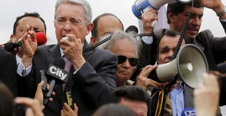 Former Colombian President Alvaro Uribe (L) delivers a speech to demonstrators in front of the Venezuelan consulate in Bogota, Colombia, August 26, 2015.  REUTERS/John Vizcaino
