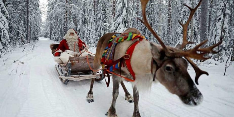 Santa Claus monta trineo