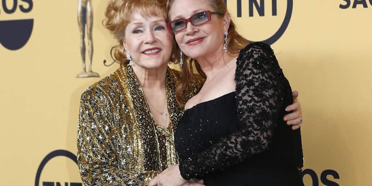 Actress Debbie Reynolds poses with her daughter actress Carrie Fisher backstage after accepting her Lifetime Achievement award at the 21st annual Screen Actors Guild Awards in Los Angeles, California January 25, 2015.  REUTERS/Mike Blake (UNITED STATES - Tags: ENTERTAINMENT) (SAGAWARDS-BACKSTAGE)
 - RTR4MVP5
