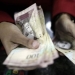 Cien bolívares venezolanos -el billete de mayor valor- tienen un valor promedio de 0,2 dólares, unos 0,19 euros. (Reuters)