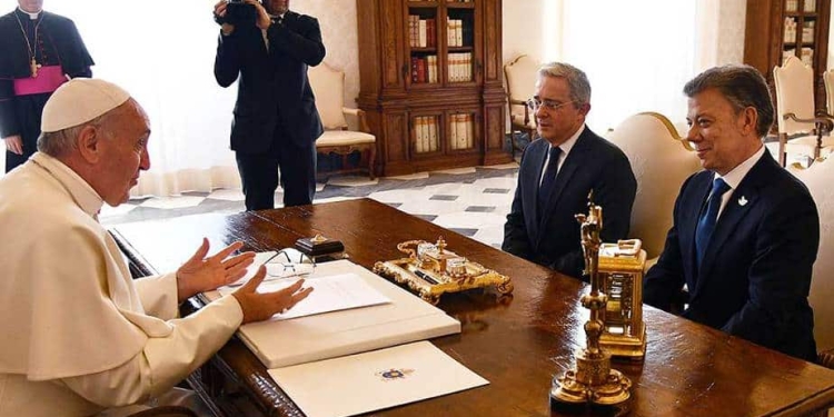 EL presidente de Colombia, Juan Manuel Santos y el ex mandatario, Álvaro Uribe en una reunión con el Papa Francisco. Reuters