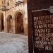 Una pintada se ve en la puerta de entrada de la iglesia de San Martín de Tours, en el antiguo pueblo de Belchite, en el norte de España. El graffiti se lee: "pueblo viejo de Belchite, los hombres jóvenes no pasear por ti nunca más las jotas (canciones típicas y baile de la zona) que nuestros padres solían cantar, no se oirá más.". REUTERS