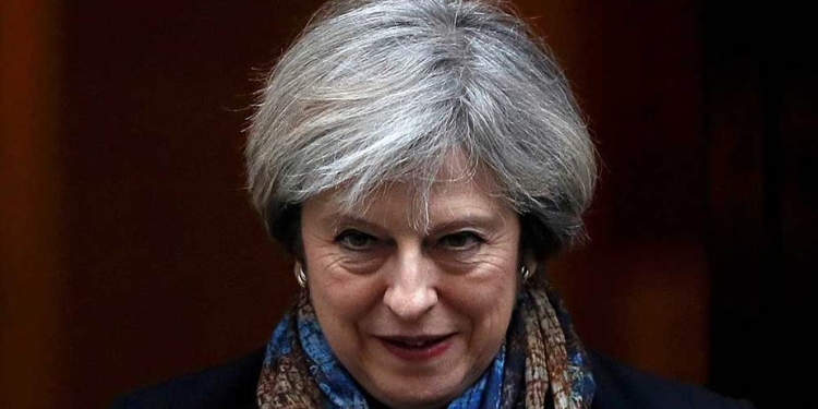 La primer ministro de Gran Bretaña, Theresa May, a su salida de Downing Street en Londres, Gran Bretaña. El Tribunal Supremo británico obliga a votar el Brexit en el Parlamento. REUTERS