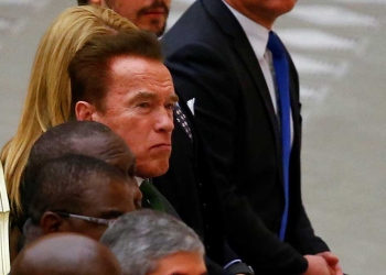 Arnold Schwarzenegger ve al papa Francisco