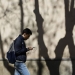 Un hombre camina con su teléfono móvil. FOTO: Reuters