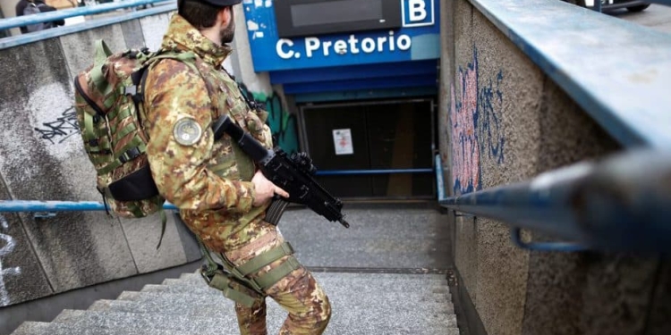 Un soldado en el metro de Roma, desalojado por los terremotos. FOTO: Reuters