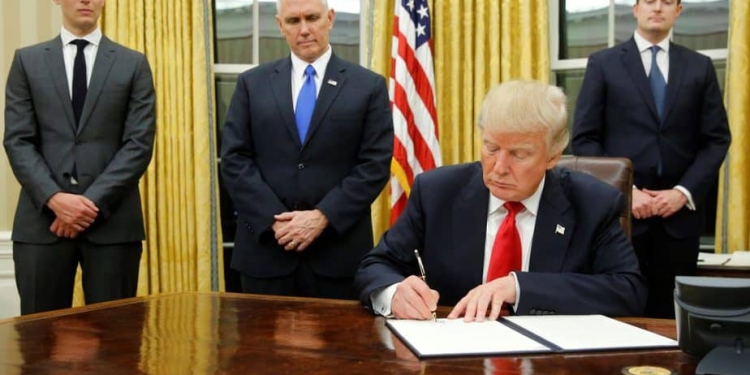 El presidente de EEUU Donald Trump, firmando su primer decreto. FOTO: Reuters