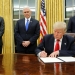 El presidente de EEUU Donald Trump, firmando su primer decreto. FOTO: Reuters