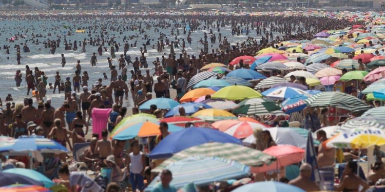 Turistas en una playa de Valencia. FOTO: Reuters