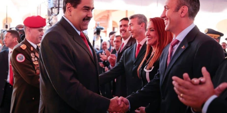 El presidente de Venezuela, Nicolás Maduro, estrecha la mano a su nuevo vicepresidente, Tareck El Aissami. FOTO: Reuters