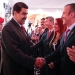 El presidente de Venezuela, Nicolás Maduro, estrecha la mano a su nuevo vicepresidente, Tareck El Aissami. FOTO: Reuters