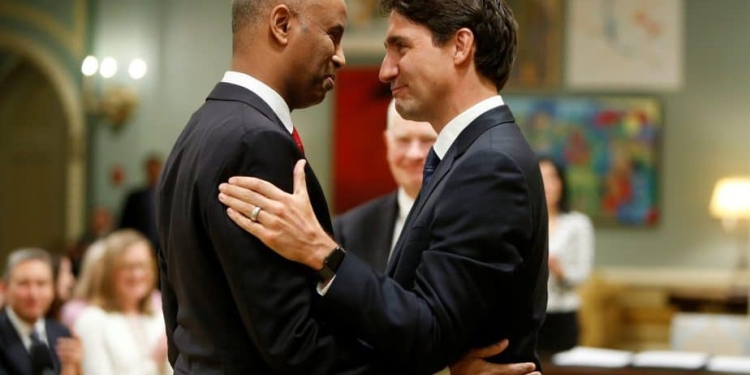 El primer ministro de Canadá, Justin Trudeau, felicita a Ahmed Hussen. FOTO: Reuters