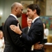 El primer ministro de Canadá, Justin Trudeau, felicita a Ahmed Hussen. FOTO: Reuters