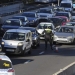 Un total de 1.160 personas perdieron la vida en accidentes de tráfico en las carreteras españolas durante 2016, un 2,6 por ciento más que el año anterior, rompiendo una tendencia a la baja por primera vez en 13 años, dijo el martes la Dirección General de Tráfico. En la imagen, un policía vigila el tráfico de entrada a Madrid el 29 de diciembre de 2016.  REUTERS/Paul Hanna