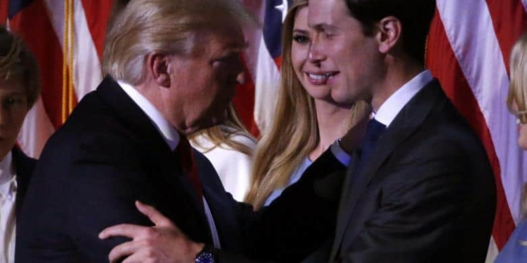 Trump, su hija Ivanka y su yerno, el empresario Jared Kushner, a quien acaba de nombrar como su asesor.  REUTERS/Jonathan Ernst