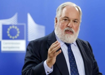 European Climate Action and Energy Commissioner Miguel Arias Canete gestures as he addresses a news conference at the EU Commission headquarters in Brussels, Belgium, August 20, 2015.   REUTERS/Francois Lenoir