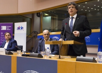 GRA426. BRUSELAS, 24/01/2017.- El presidente de la Generalitat de Cataluña, Carles Puigdemont (d), junto al vicepresidente, Oriol Junqueras (i), y el conseller de Exteriores, Raül Romeva (c), durante la conferencia que han ofrecido hoy en las instalaciones del Parlamento Europeo para explicar sus planes para convocar un referéndum sobre la independencia de Cataluña. EFE/Horst Wagner