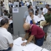 ***CORRECCIÓN PIE DE FOTO*** CA01. PUERTO REAL (CÁDIZ), 10/08/07.- Varios de los 1.549 ex trabajadores de la fábrica de componentes para automóviles Delphi, se inscriben como parados en el Servicio Andaluz de Empleo; un dispositivo que ha comenzado hoy, instalado por la Junta de Andalucía en la factoría, junto al INEM, y que atenderá en 5 meses a 200 ex empleados diarios.- EFE/JORGE ZAPATA ESPAÑA-MOTOR-DELPHI-CIERRE