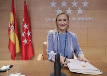 El Gobierno de Cifuentes amplía las ayudas para los contratos indefinidos.