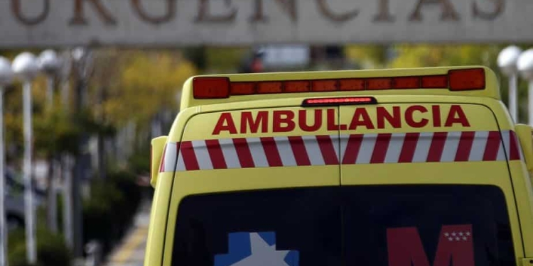 Ambulancia en Urgencias. FOTO: Reuters