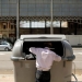 Un hombre buscando en la basura en Sevilla. FOTO: Reuters