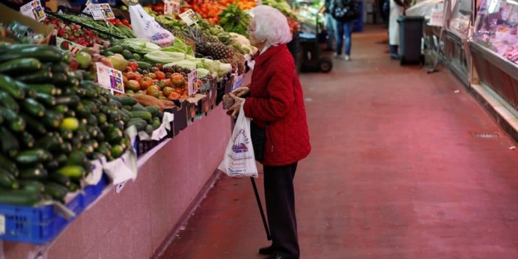 Mujer en un mercado de Madrid. FOTO: Reuters