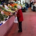 Mujer en un mercado de Madrid. FOTO: Reuters