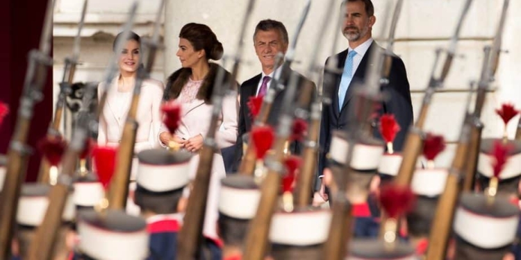 Spain's Queen Letizia, Argentina's first lady Juliana Awada, Argentina's President Mauricio Macri and Spain's King Felipe (L-R) attend a military parade during the welcoming ceremony at Royal Palace in Madrid, Spain February 22, 2017. REUTERS/Sergio Perez - RTSZRLN