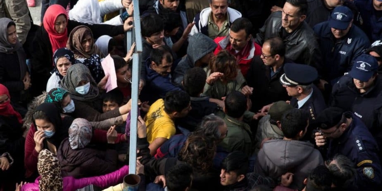 Refugiados en Atenas. FOTO: Reuters