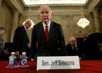 Un dividido Senado confirmó el miércoles a Jeff Sessions como el próximo fiscal general de Estados Unidos, después de que los demócratas se resistieran con fuerza a la ratificación del senador republicano debido a sus antecedentes sobre derechos civiles.. En la imagen, el senador Jeff Sessions testifica ante la Comisión Judicial del Senado durante una audiencia para confirmar su nominación como Fiscal General de Estados Unidos en el Capitolio en Washington, Estados Unidos. 10 de enero, 2017. REUTERS/Kevin Lamarque