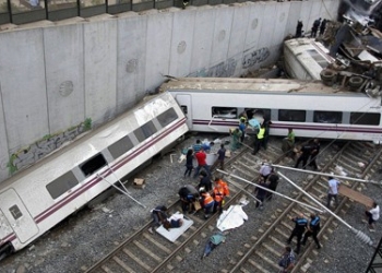 Rescue workers pull victims from a train crash near Santiago de Compostela, northwestern Spain, July 24, 2013. At least 35 people died after a train derailed in the outskirts of the northern Spanish city of Santiago de Compostela, the head of Spain's Galicia region, Alberto Nunez Feijoo, told Cadena Ser radio on Wednesday.
 A woman who was close to the site of the accident told the radio station that she had first heard a loud explosion and then seen the train derailed.  REUTERS/Oscar Corral (SPAIN - Tags: DISASTER TRANSPORT TPX IMAGES OF THE DAY)