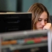 Chica frente al ordenador. Internet FOTO: Reuters