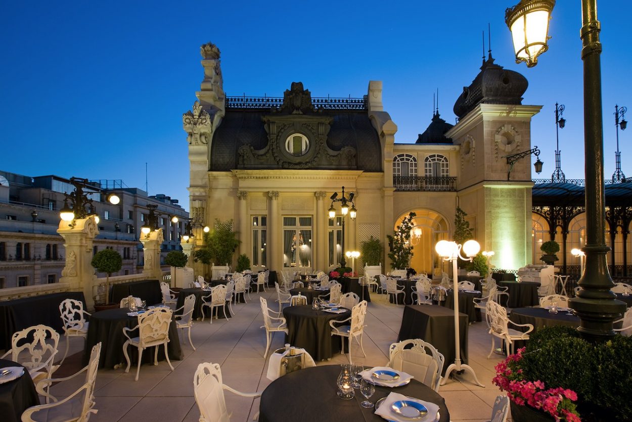 Мадрид рестораны. В ресторане la terraza del Casino Мадрид. В ресторане la terraza del Casino. Улица ресторанов Пасео-де-гастрономия Мадрид. Уличное кафе Мадрид.